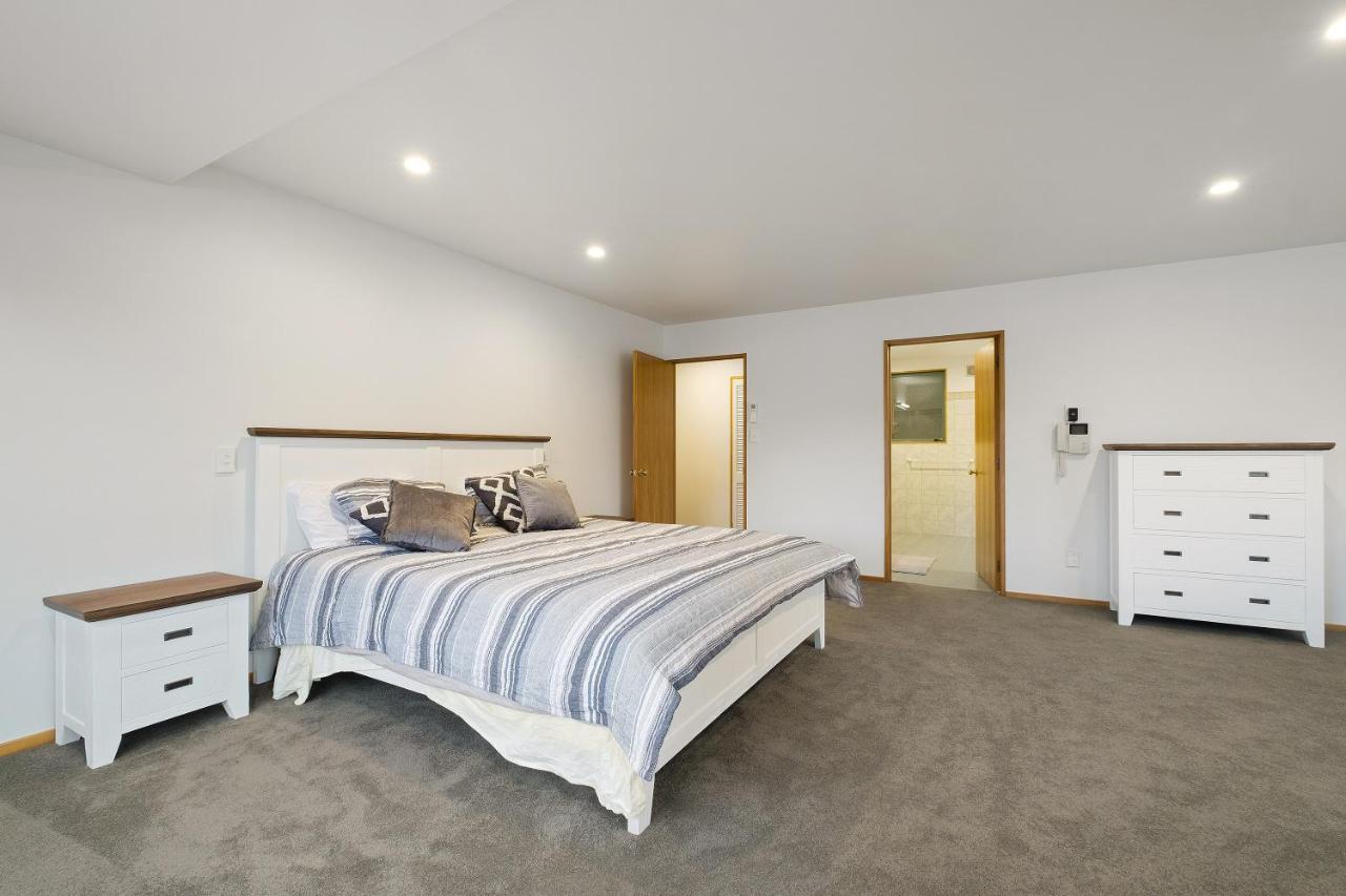 Huge Lakefront Delight - Queenstown Holiday Home 外观 照片