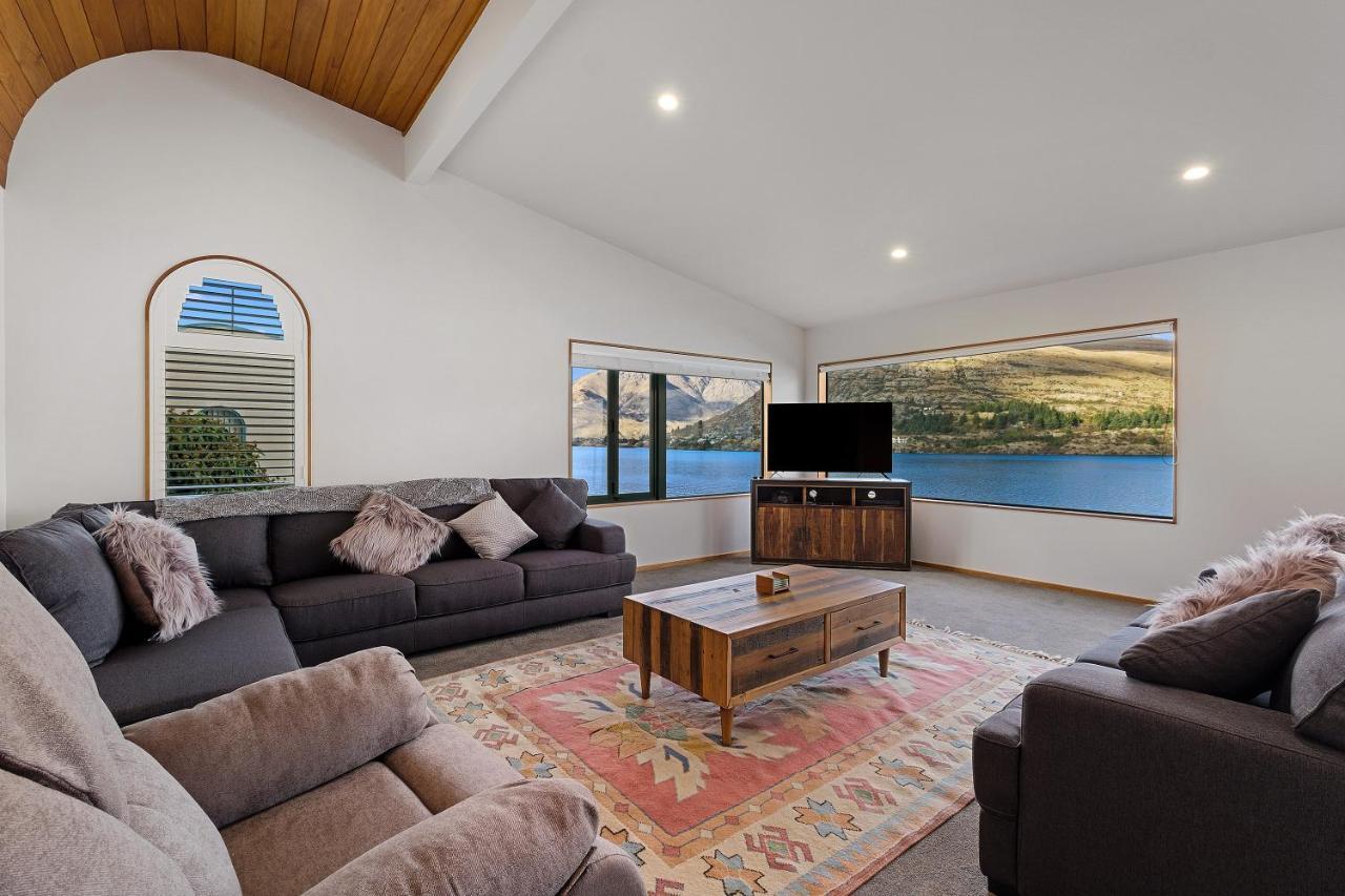 Huge Lakefront Delight - Queenstown Holiday Home 外观 照片